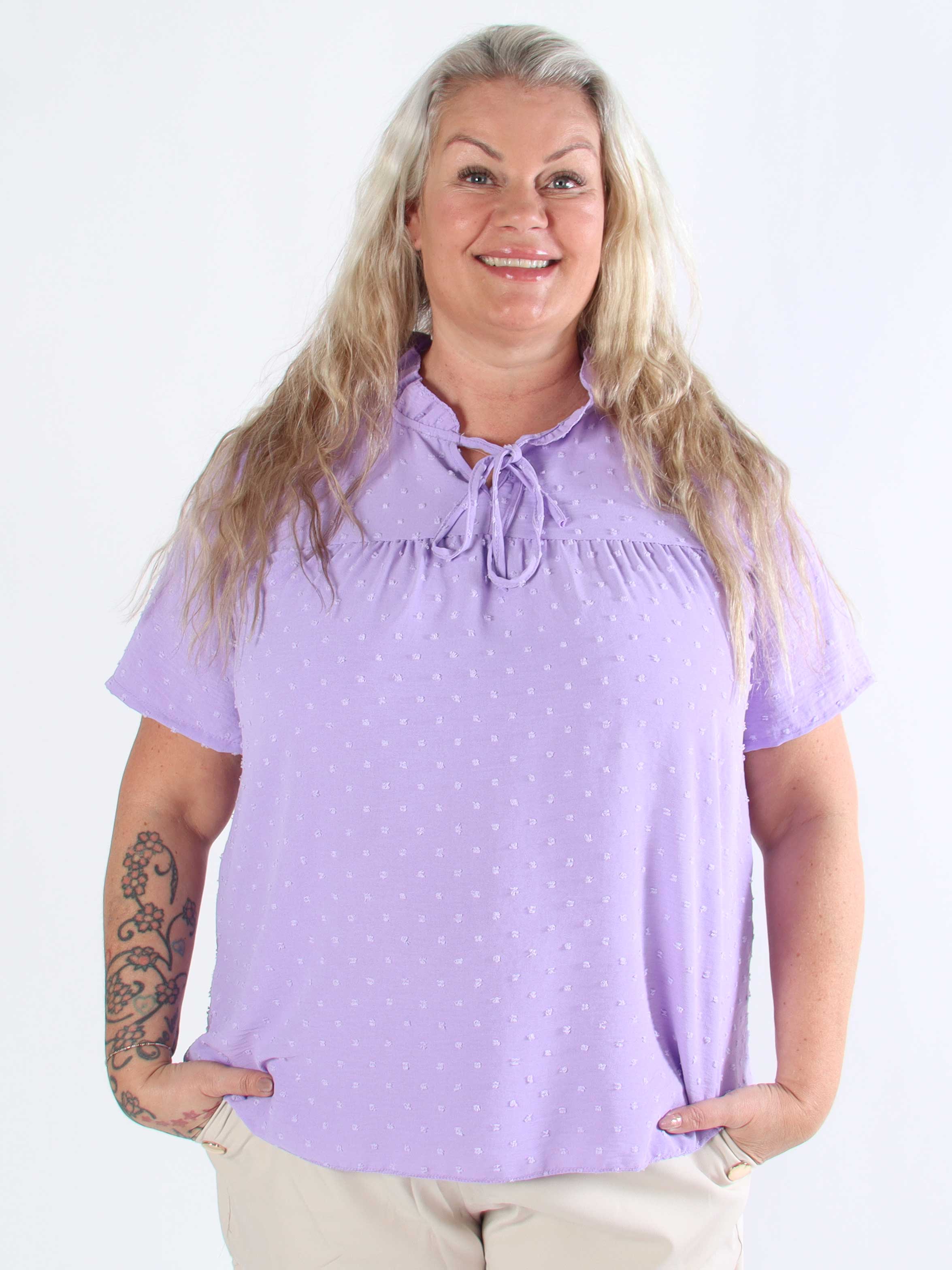 Bloom - Sød plus size tunika med flæsekant og sløjfe